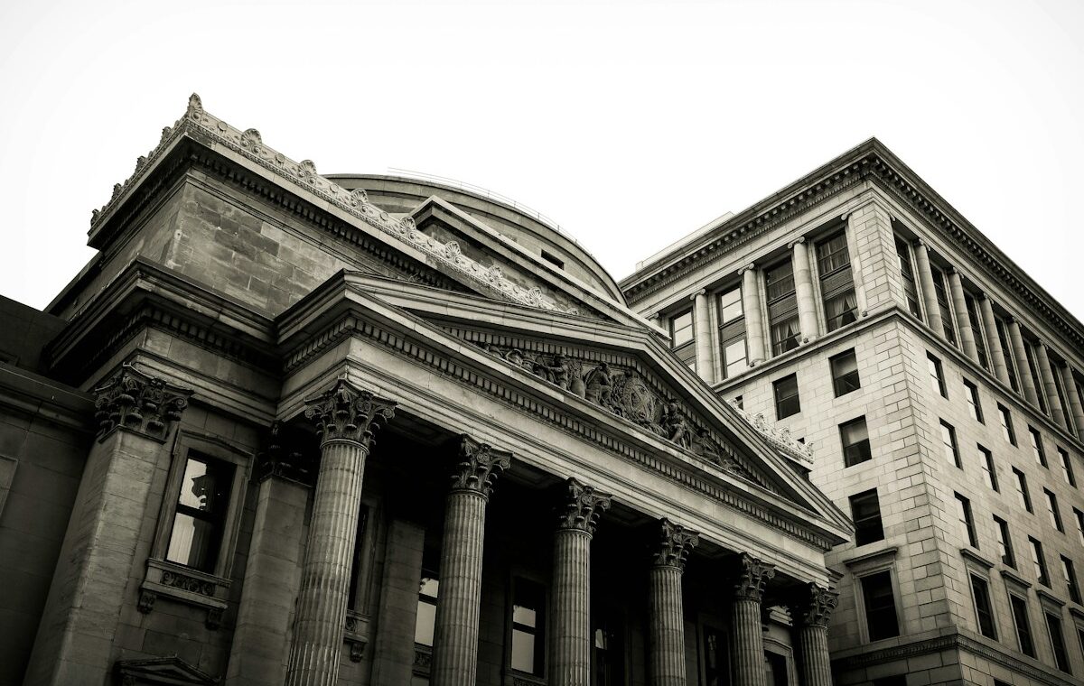 Classical bank facade with stone columns for Atlantic Union earnings coverage