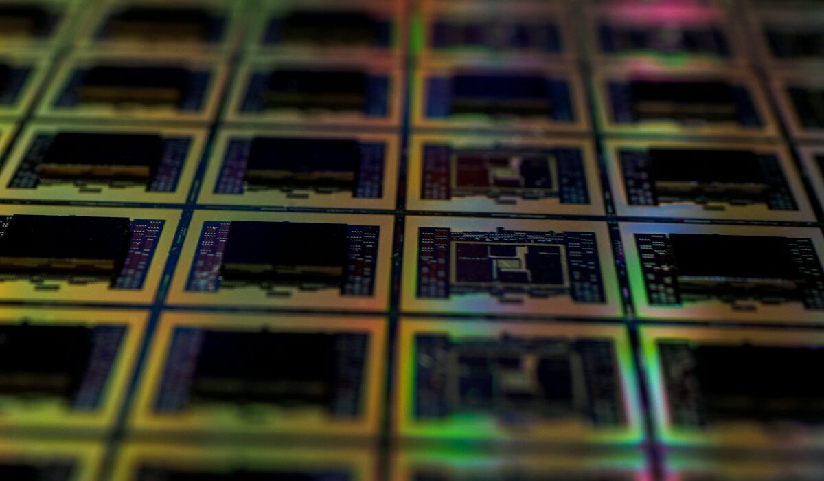 Silicon wafer representing quantum-resistant computing for Bitcoin migration planning