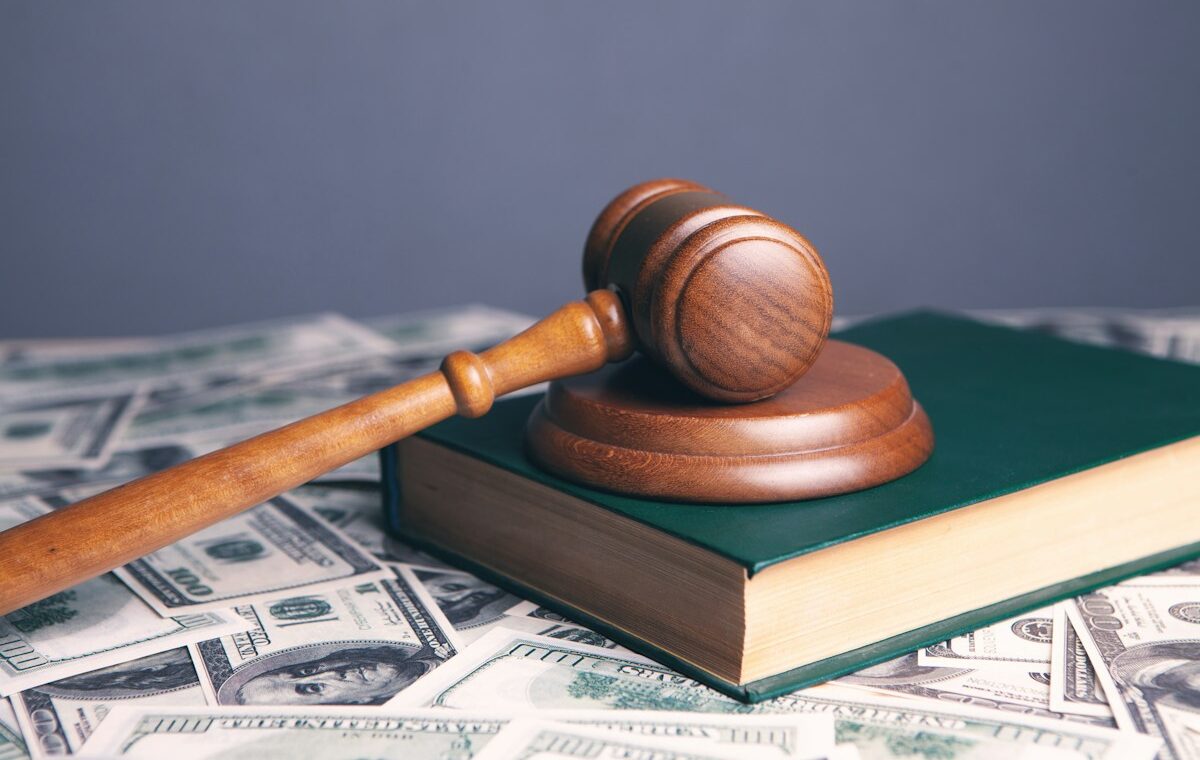 Judge’s gavel and dollar bills representing the CFTC EminiFX judgment