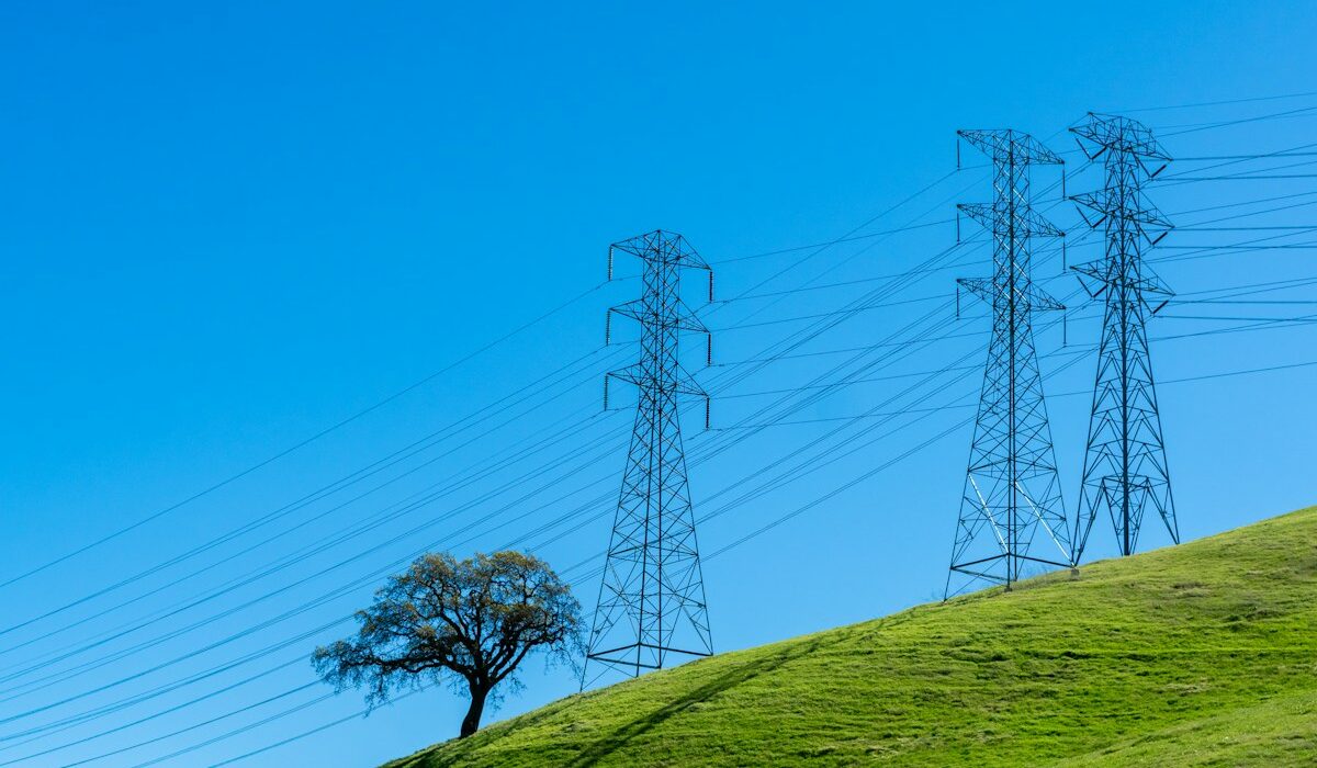 California power transmission lines representing PG&E third-quarter earnings