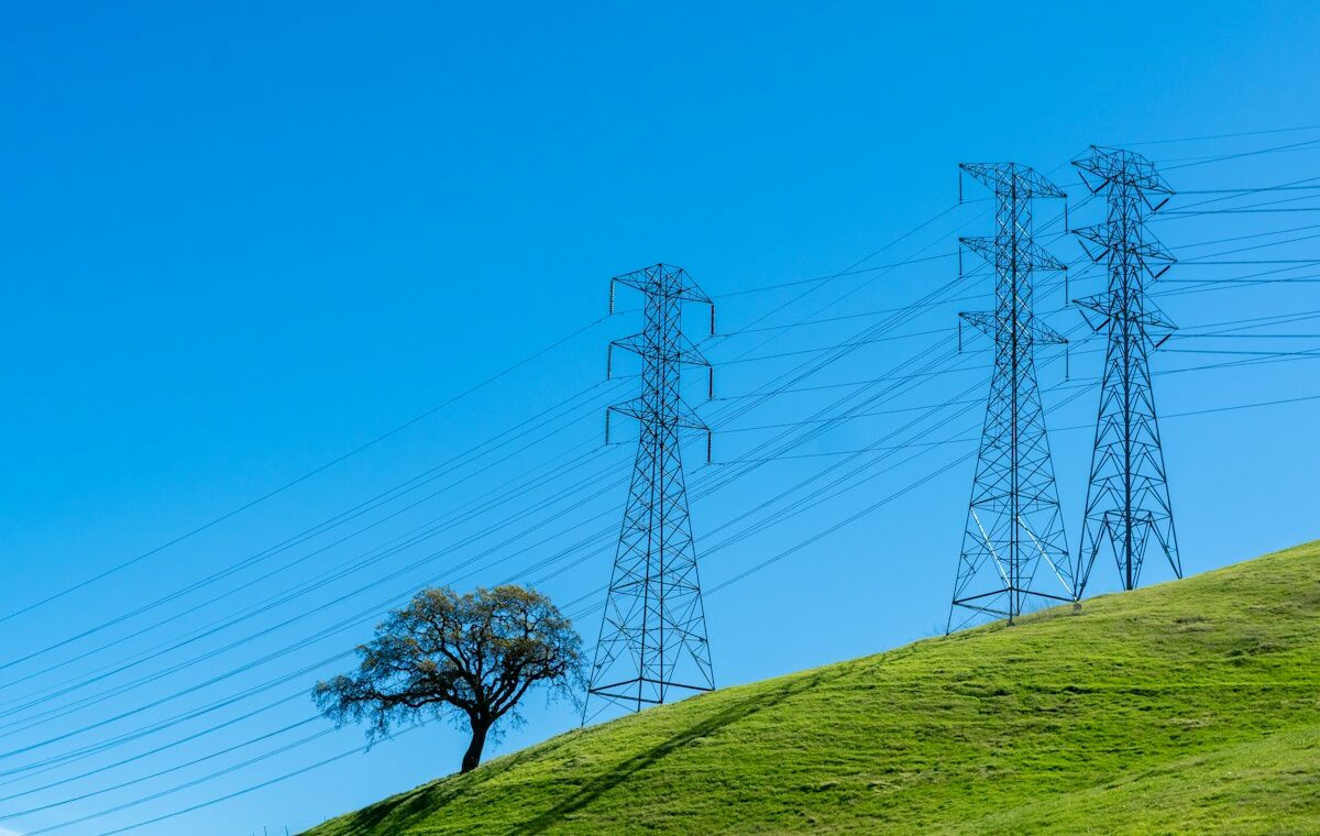 California power transmission lines representing PG&E third-quarter earnings