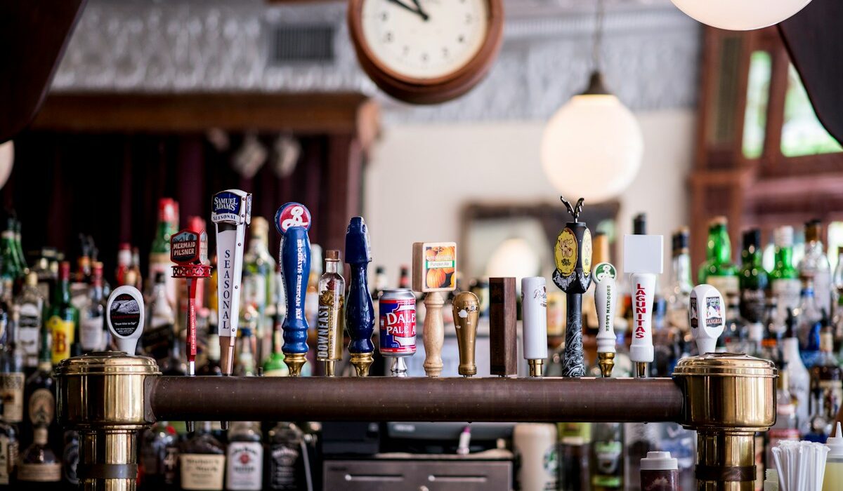 Beer taps and bottles illustrating Constellation Brands earnings and beer demand