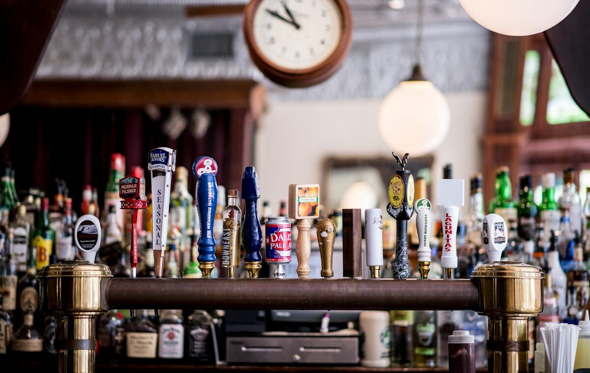 Beer taps and bottles illustrating Constellation Brands earnings and beer demand