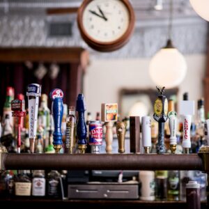 Beer taps and bottles illustrating Constellation Brands earnings and beer demand