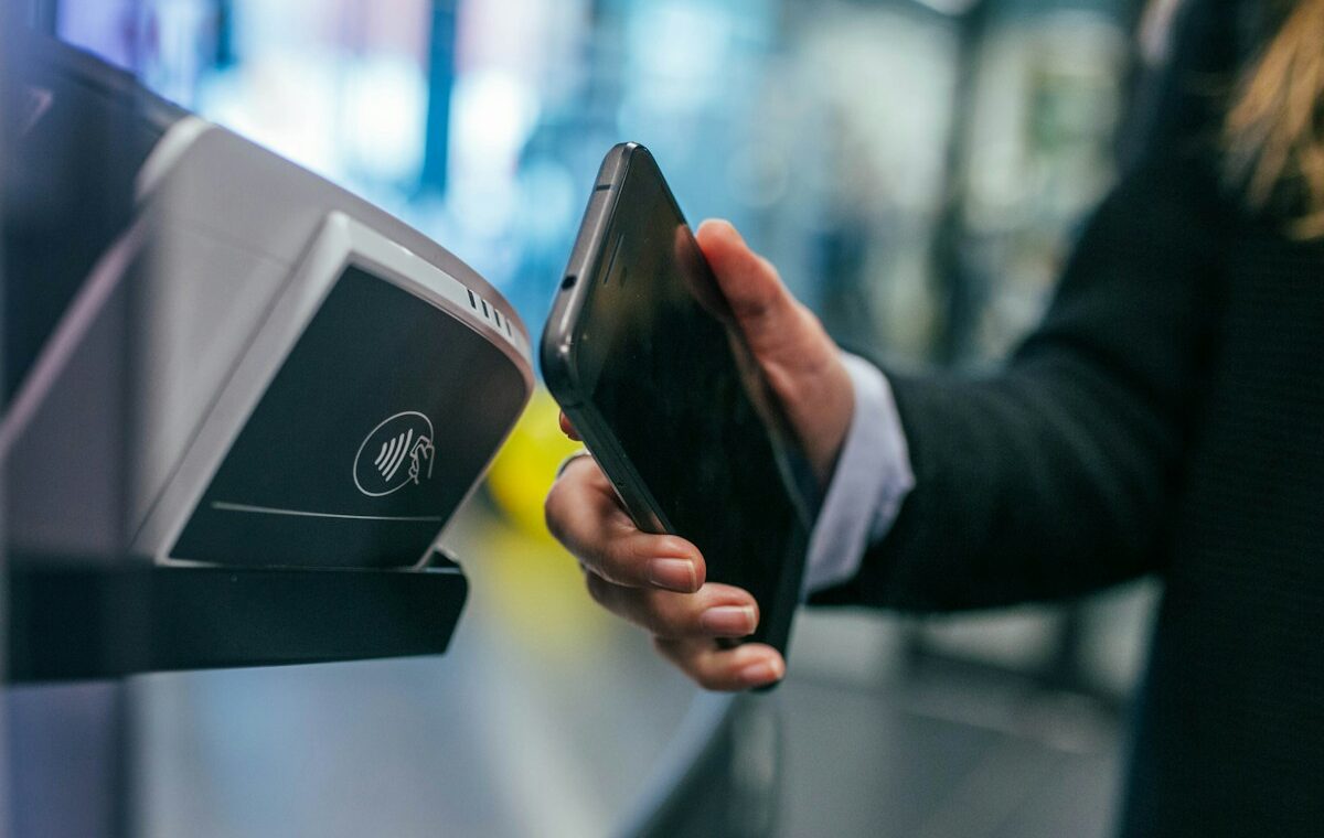 Customer using a contactless payment terminal ahead of Visa earnings