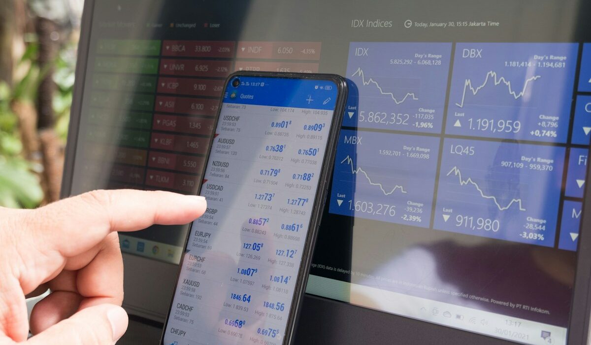 Crypto trading workstation ahead of Coinbase third-quarter earnings