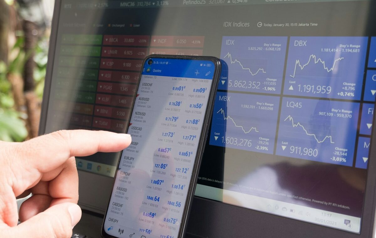 Crypto trading workstation ahead of Coinbase third-quarter earnings