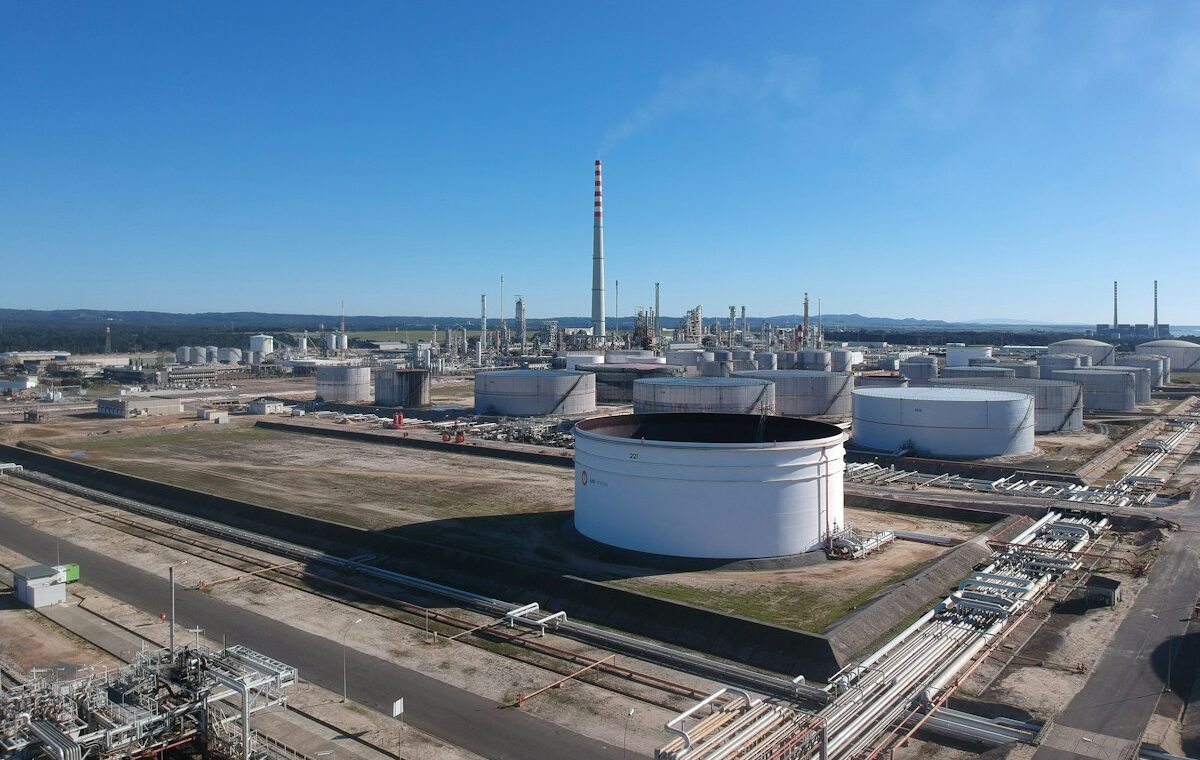 Industrial refinery complex illustrating Dangote Refinery IPO access for Kenyan investors