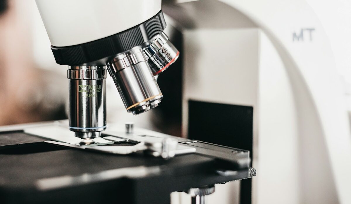 Laboratory microscope used for life sciences and diagnostics research