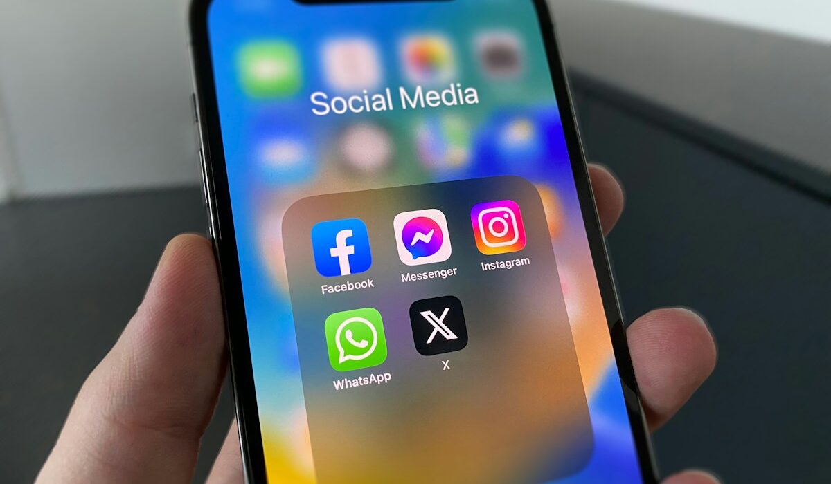 Smartphone displaying Facebook, Messenger, Instagram and WhatsApp applications