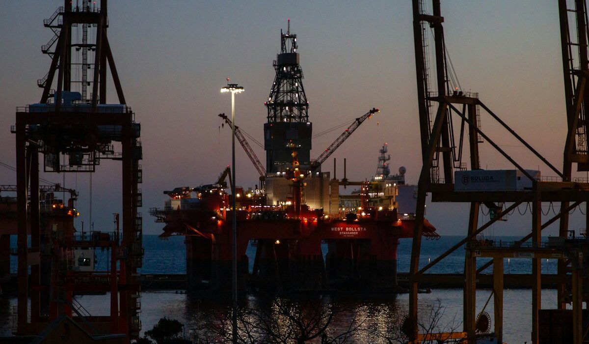 Offshore drilling rig representing Weatherford net income and cash flow growth