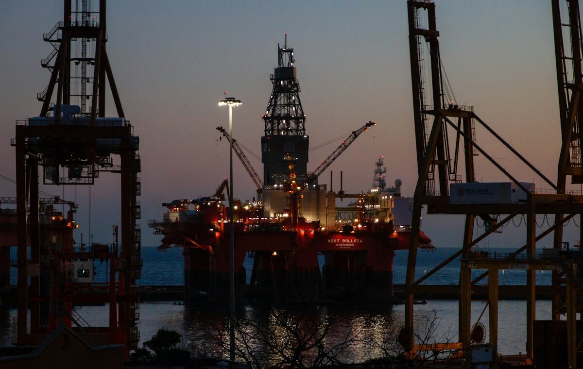 Offshore drilling rig representing Weatherford net income and cash flow growth