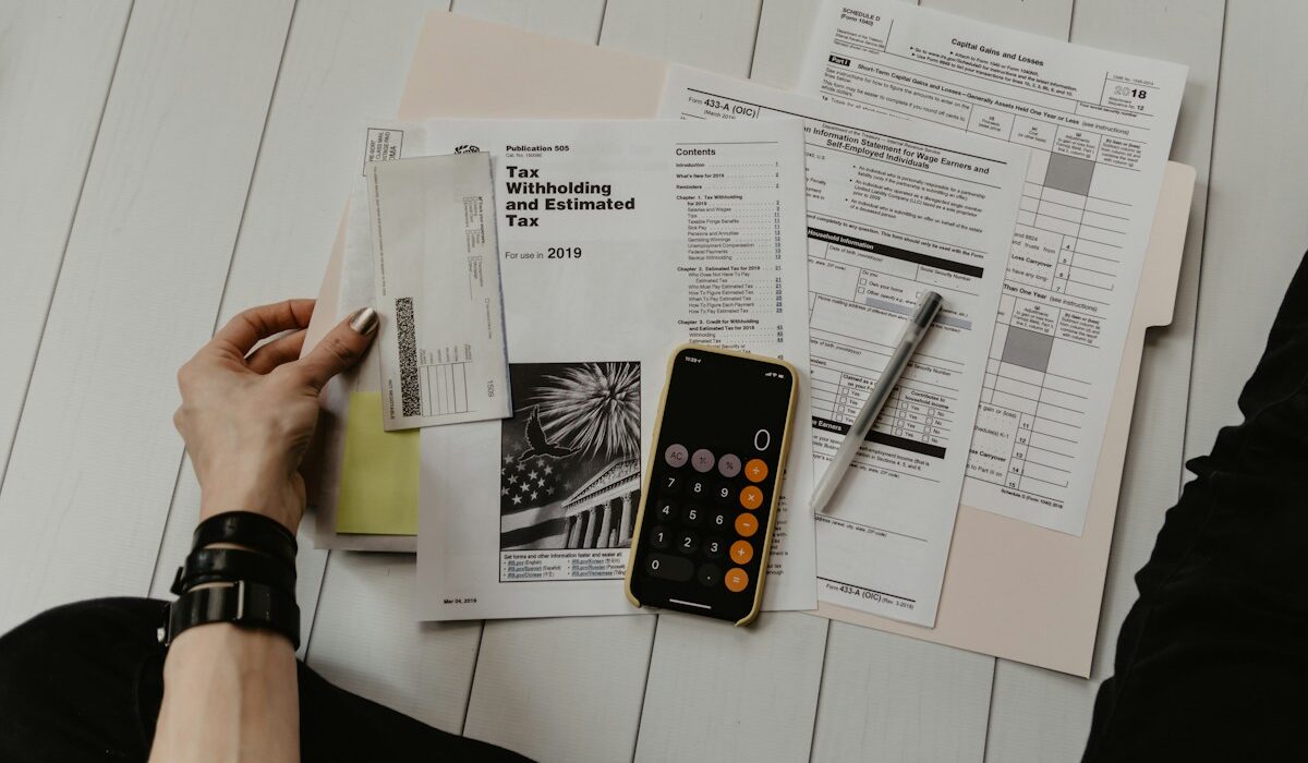 Financial documents and calculator representing Saratoga Investment dividend coverage