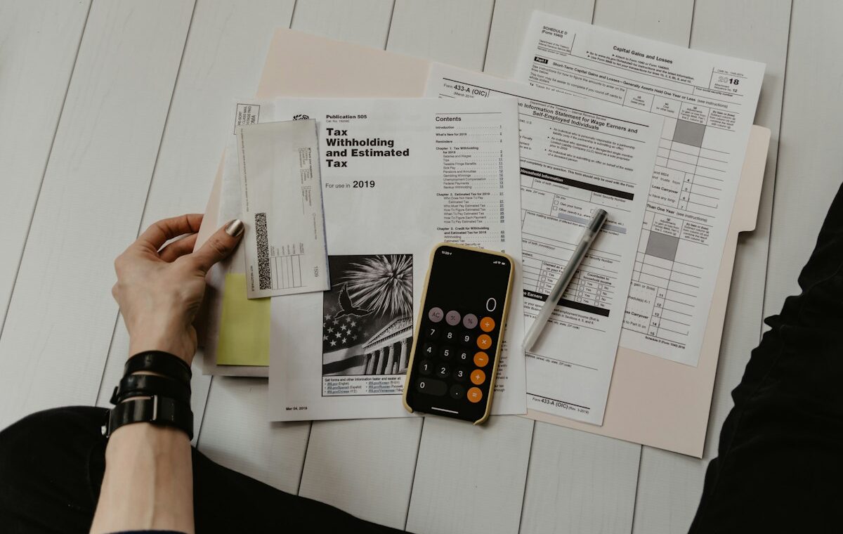 Financial documents and calculator representing Saratoga Investment dividend coverage