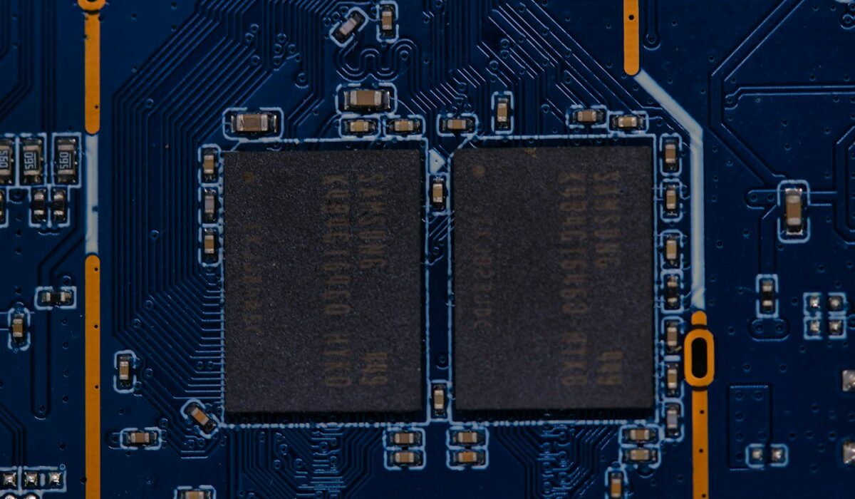 Close-up of semiconductor chips illustrating Samsung quarterly earnings