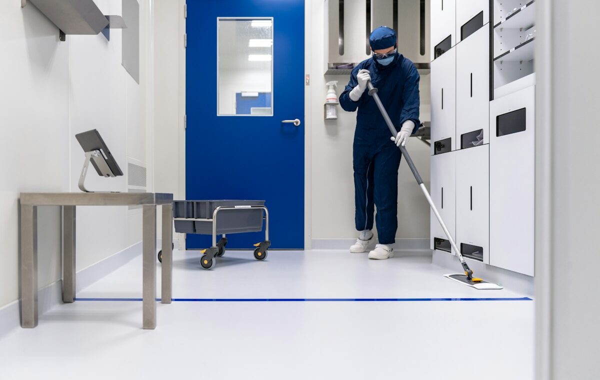 Semiconductor cleanroom representing TSMC Q3 earnings and 2nm chip production