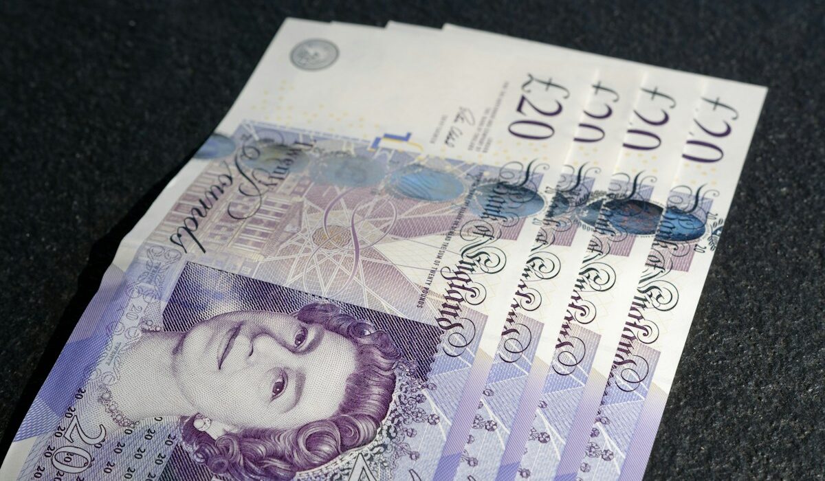 British pound banknotes illustrating UK monetary policy and stablecoin dollar spillovers