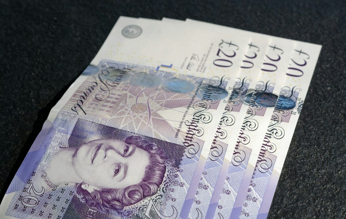 British pound banknotes illustrating UK monetary policy and stablecoin dollar spillovers