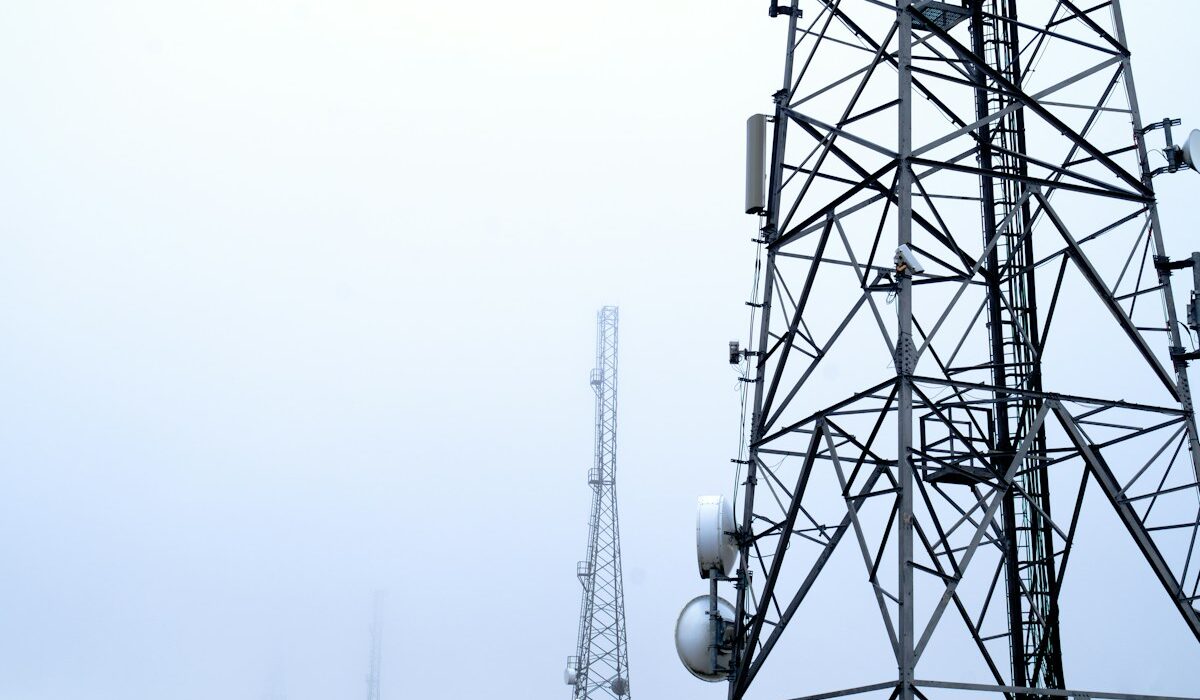 Tele2 cash flow story represented by telecommunications tower antennas