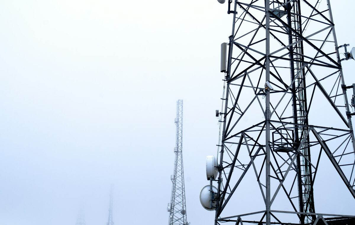Tele2 cash flow story represented by telecommunications tower antennas