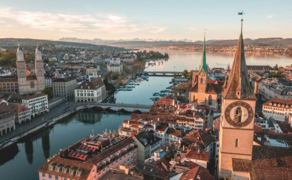 Zurich skyline illustrating UBS earnings and Credit Suisse integration
