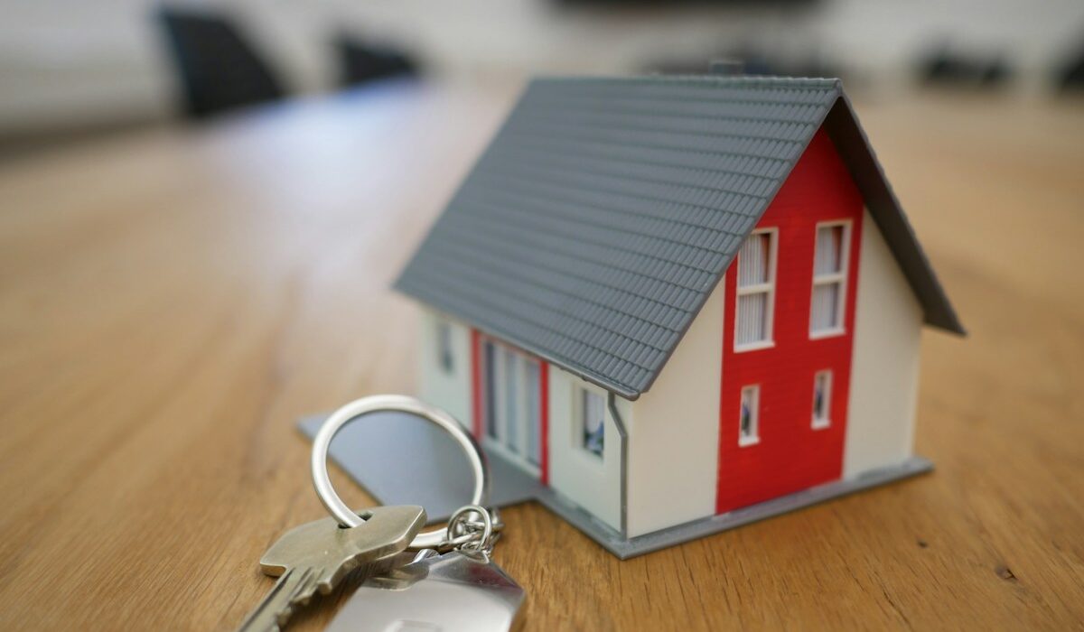 House model and keys representing UWM mortgage originations