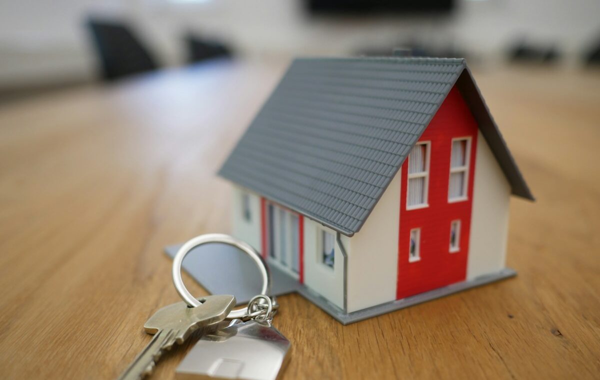 House model and keys representing UWM mortgage originations