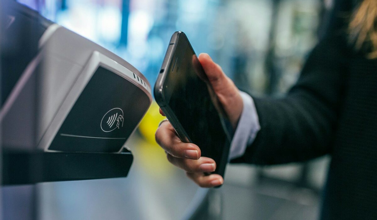 Contactless card payment at a terminal illustrating Visa stablecoin business payment adoption